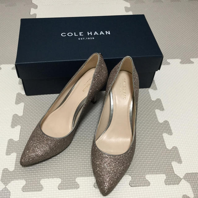 Cole Haan(コールハーン)の☆aya様専用☆COLE HAAN グリッターパンプス レディースの靴/シューズ(ハイヒール/パンプス)の商品写真