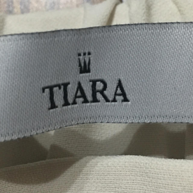 tiara(ティアラ)のTIARA オフ ホワイト パンツ レディースのパンツ(クロップドパンツ)の商品写真