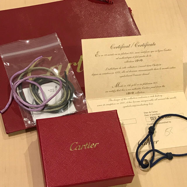 Cartier(カルティエ)のカルティエ チャリティブレスレット WG【新品替え紐2本中古紐2本付き】 レディースのアクセサリー(ブレスレット/バングル)の商品写真