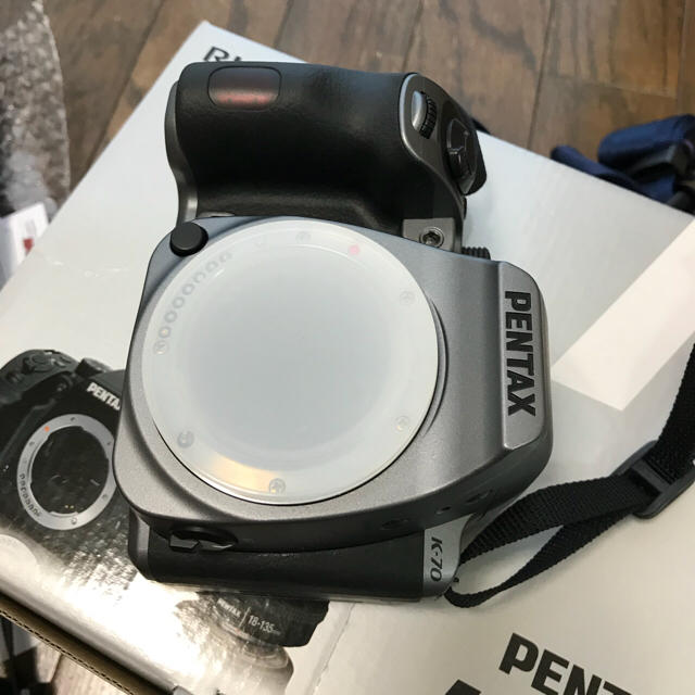 PENTAX(ペンタックス)のさくら様専用 PENTAX k-70 ボディ シルキーシルバー  スマホ/家電/カメラのカメラ(デジタル一眼)の商品写真