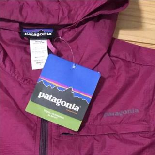 パタゴニア(patagonia)のパタゴニア 超軽量ジャケット レディース ワインレッド 新品未使用 Mサイズ相当(登山用品)