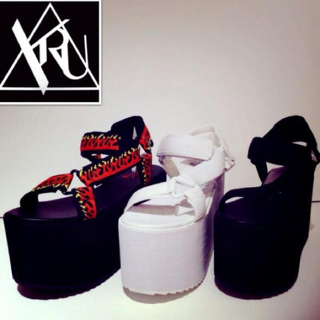 YRU(ワイアールユー)のyru 厚底サンダル ファイヤー レディースの靴/シューズ(サンダル)の商品写真