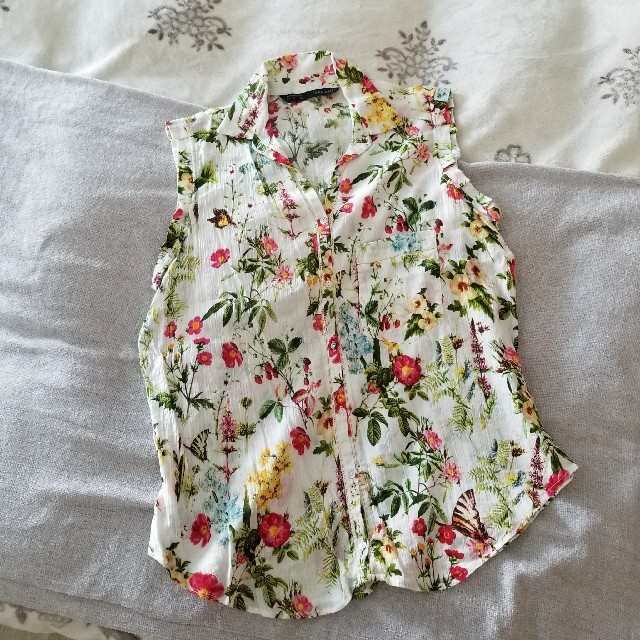 ZARA(ザラ)のZARA BASIC 花柄トップス レディースのトップス(シャツ/ブラウス(半袖/袖なし))の商品写真