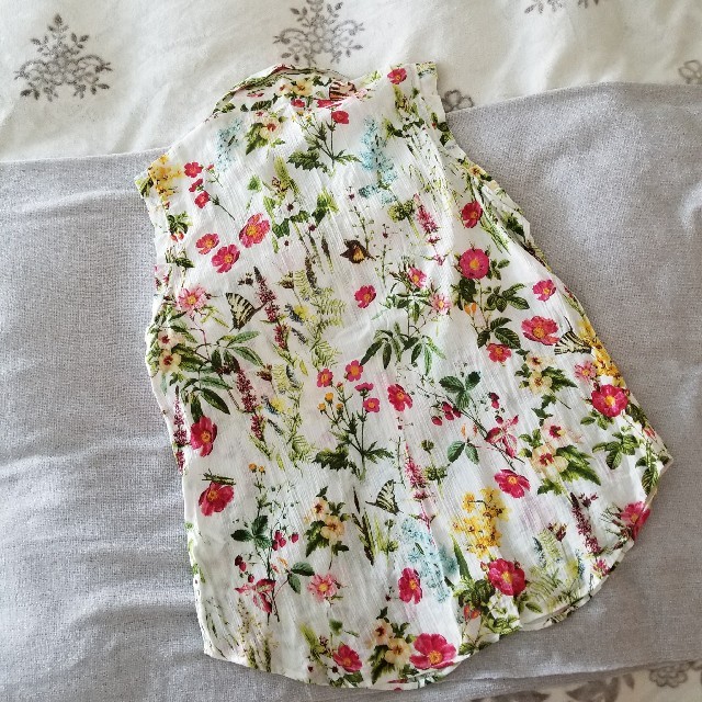 ZARA(ザラ)のZARA BASIC 花柄トップス レディースのトップス(シャツ/ブラウス(半袖/袖なし))の商品写真