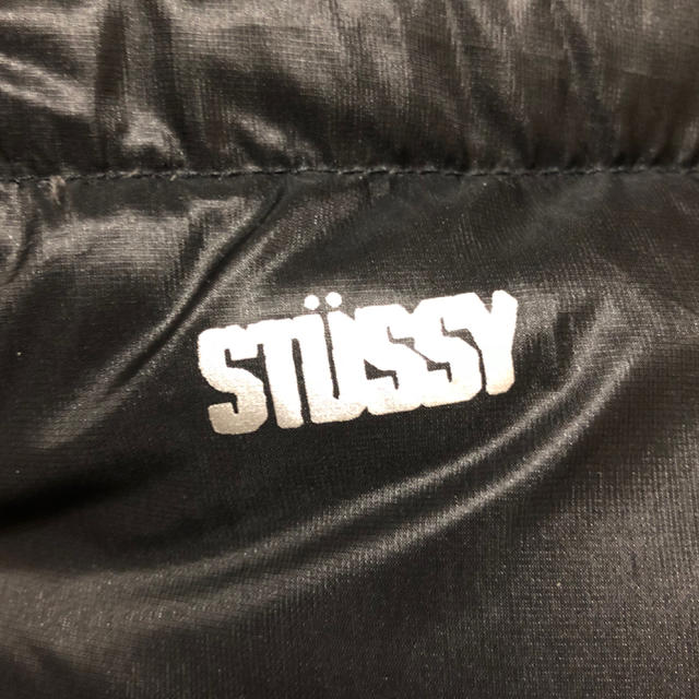 STUSSY(ステューシー)のSTUSSY ブラックダウンベスト メンズのジャケット/アウター(ダウンベスト)の商品写真