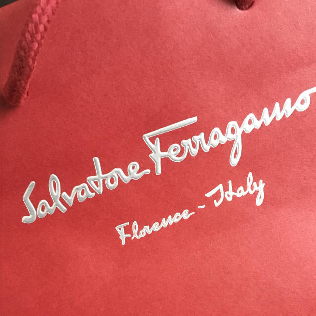 Salvatore Ferragamo(サルヴァトーレフェラガモ)のサルヴァトーレフェラガモ ショッパー 紙袋 2枚セット レディースのバッグ(ショップ袋)の商品写真