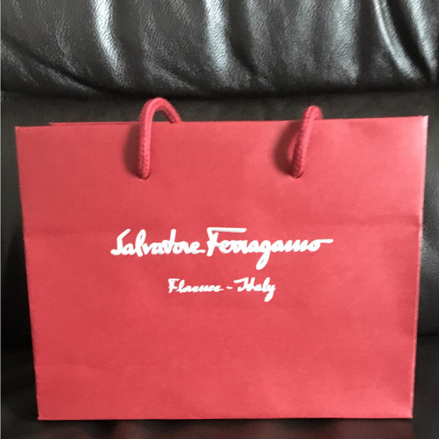 Salvatore Ferragamo(サルヴァトーレフェラガモ)のサルヴァトーレフェラガモ ショッパー 紙袋 2枚セット レディースのバッグ(ショップ袋)の商品写真