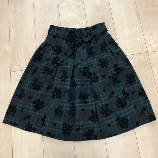 しまむら(シマムラ)のフロッキー花柄スカート レディースのスカート(ひざ丈スカート)の商品写真
