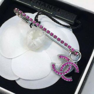 シャネル(CHANEL)の◯CHANEL シャネル ラインストーン ブローチ ピンク◯(ブローチ/コサージュ)