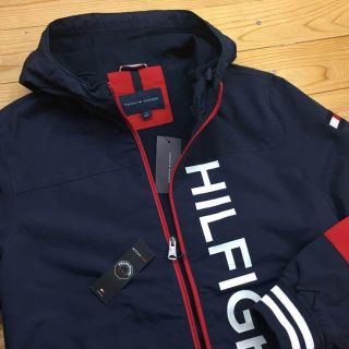 トミーヒルフィガー(TOMMY HILFIGER)の新品【メンズS】★トミー★目を惹く縦ロゴ！プリント入りナイロンジャケット/紺(ナイロンジャケット)