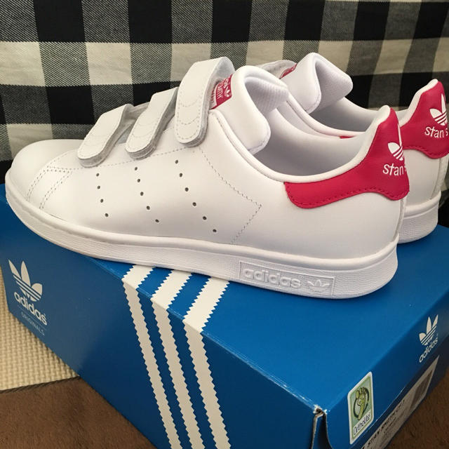 adidas(アディダス)の【新品】adidasスタンスミス ベルクロ （ピンク:23.5㎝） レディースの靴/シューズ(スニーカー)の商品写真