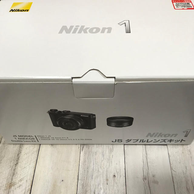 Nikon(ニコン)の美品 Nikon  1 J5 ダブルレンズキット 単焦点 スマホ/家電/カメラのカメラ(ミラーレス一眼)の商品写真