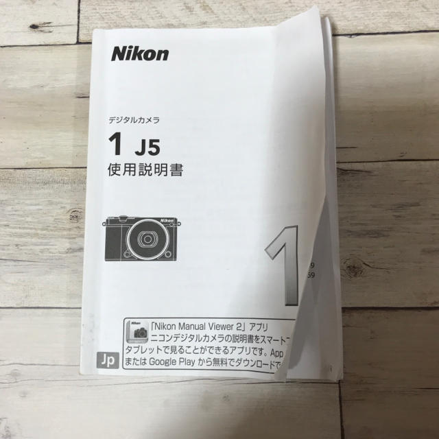 Nikon(ニコン)の美品 Nikon  1 J5 ダブルレンズキット 単焦点 スマホ/家電/カメラのカメラ(ミラーレス一眼)の商品写真