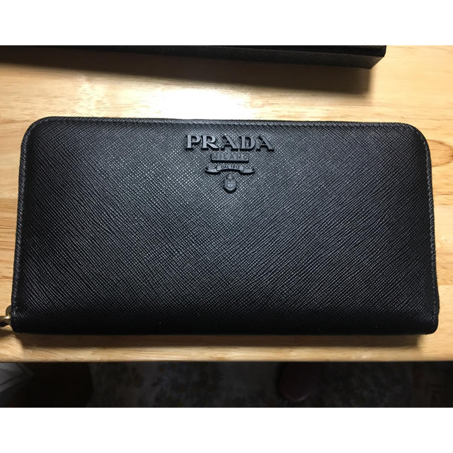 財布PRADA ラウンドジップウォレット