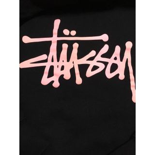 ステューシー(STUSSY)のstussy 黒×ピンク パーカー(パーカー)