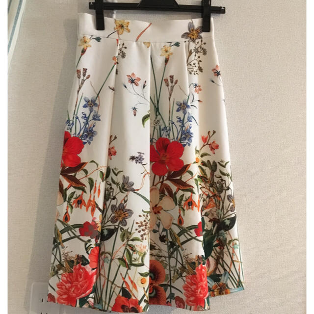 ZARA(ザラ)のZARA ◉ ボタニカルフラワー ミモレ丈スカート レディースのスカート(ひざ丈スカート)の商品写真