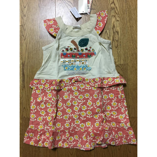 新品未使用りんごパッチワーク花柄ワンピース オレンジ110 キッズ/ベビー/マタニティのキッズ服女の子用(90cm~)(ワンピース)の商品写真