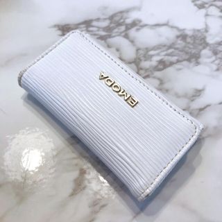 エモダ キーケース レディース ホワイト 白色系 の通販 3点 Emodaのレディースを買うならラクマ エモダ キーケース レディース ホワイト 白色系 の通販 3点 Emodaのレディースを買うならラクマ