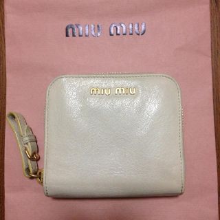 ミュウミュウ(miumiu)の♡激安！miumiu二つ折り財布♡(財布)