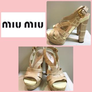 ミュウミュウ(miumiu)のミュウミュウ♡ベージュレザー チャンキーヒール サンダル♡(サンダル)