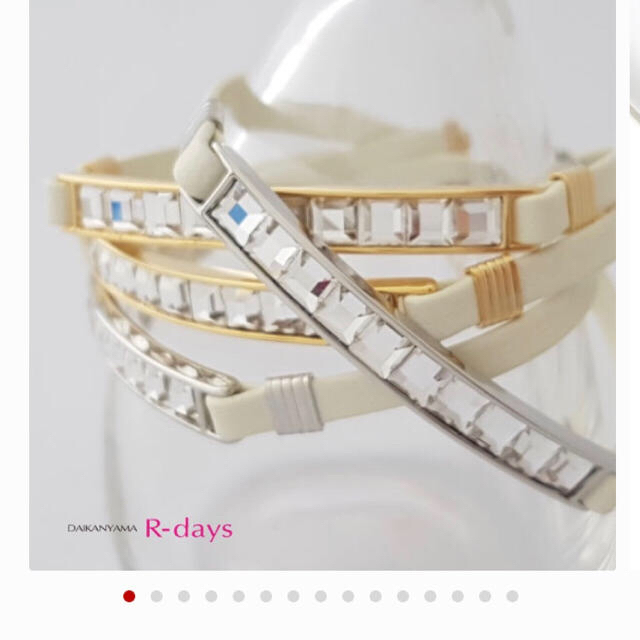 【楽天】 R-days 白い皮バングル 純正スワロフスキー レディースのアクセサリー(ブレスレット/バングル)の商品写真