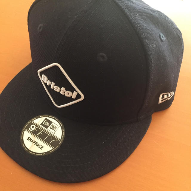 F.C.R.B.(エフシーアールビー)のFCRB NEWERA cap カラーネイビー メンズの帽子(キャップ)の商品写真