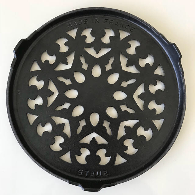 staub 鍋敷き リリートリベット シャイニーブラック 美品 - キッチン小物