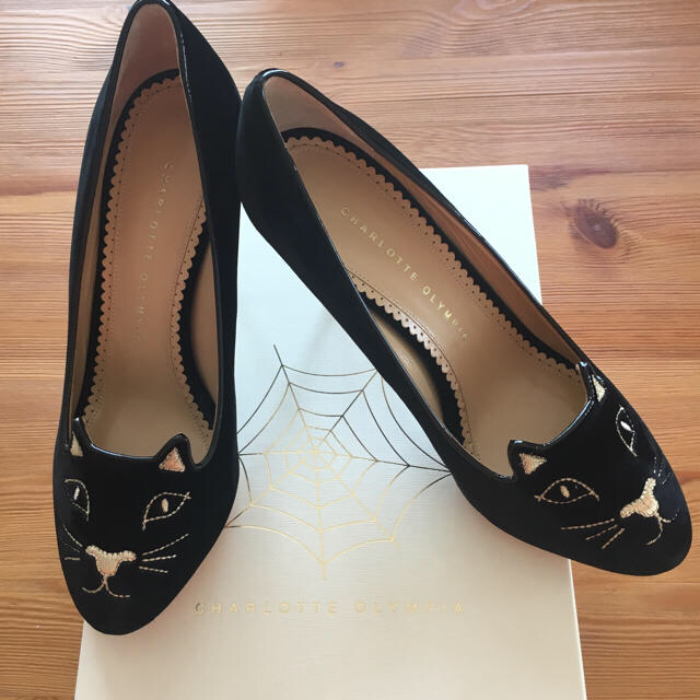 Charlotte Olympia(シャルロットオリンピア)の【みみチビ様専用】オリンピア キティ パンプス サイズ38 ヒール8.5 レディースの靴/シューズ(ハイヒール/パンプス)の商品写真