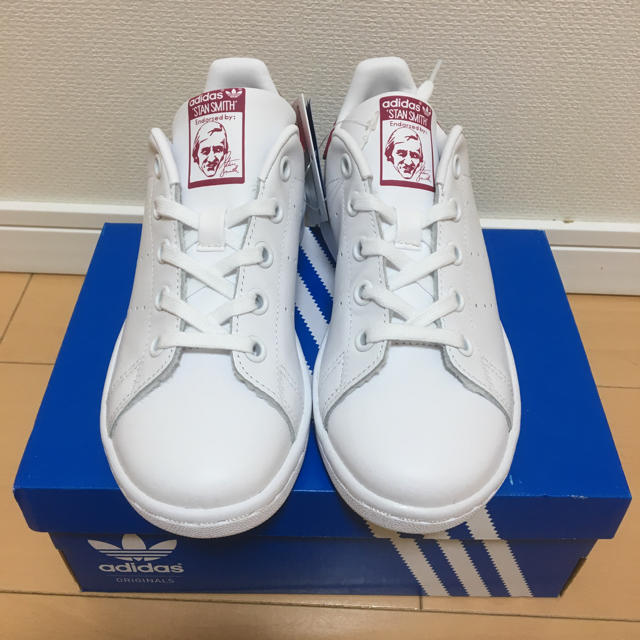 adidas(アディダス)の新品⭐️adidas アディダス スニーカー 19.5㎝ キッズ/ベビー/マタニティのキッズ靴/シューズ(15cm~)(スニーカー)の商品写真