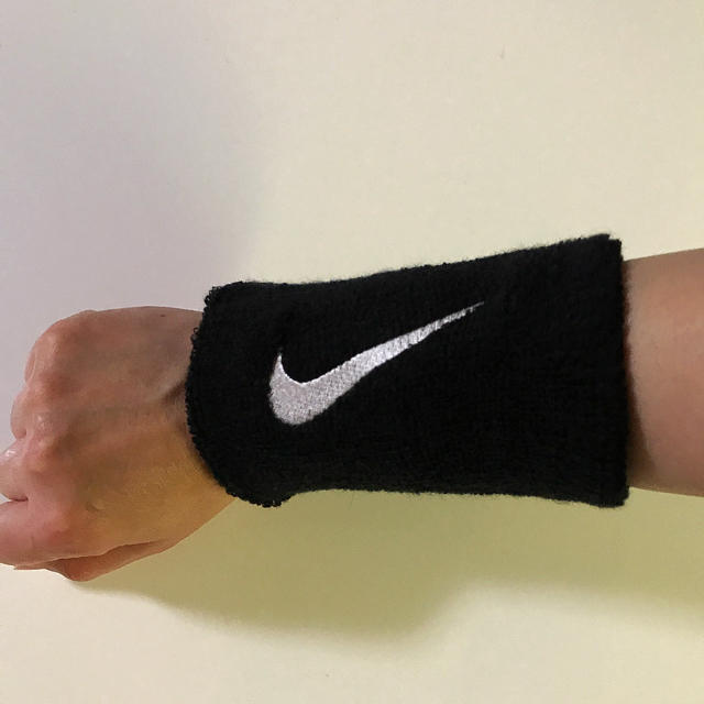 若者の大愛商品 Nike スウッシュ ダブルワイド リストバンド NIKE スウッシュ刺繍付 ダブルワイド リストバンド ホワイト×ブラック1個