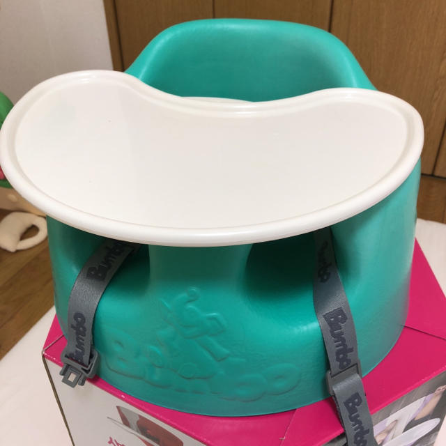 Bumbo(バンボ)のBele様専用 バンボテーブル付き 新品 キッズ/ベビー/マタニティの授乳/お食事用品(その他)の商品写真