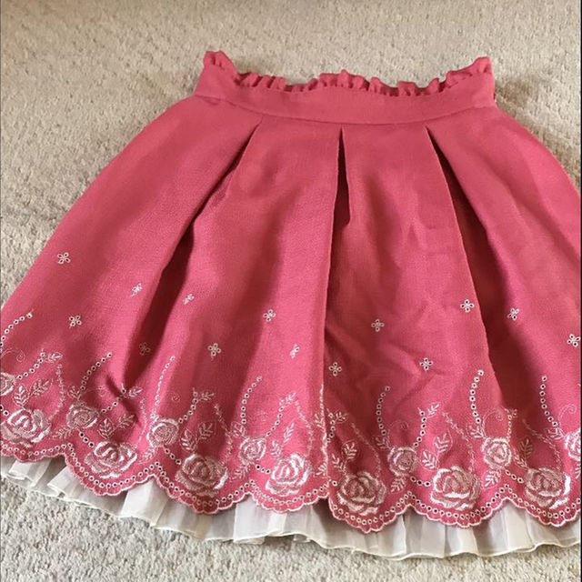 L'EST ROSE(レストローズ)のレストローズ スカート ピンク刺繍 レディースのスカート(ひざ丈スカート)の商品写真