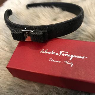 サルヴァトーレフェラガモ(Salvatore Ferragamo)のフェラガモ カチューシャ スパンコール ブラック(カチューシャ)