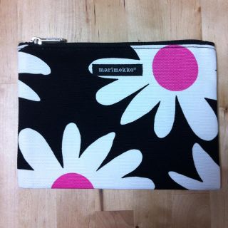 マリメッコ(marimekko)のマリメッコ♡黒花ポーチ‼フィンランド‼(ポーチ)