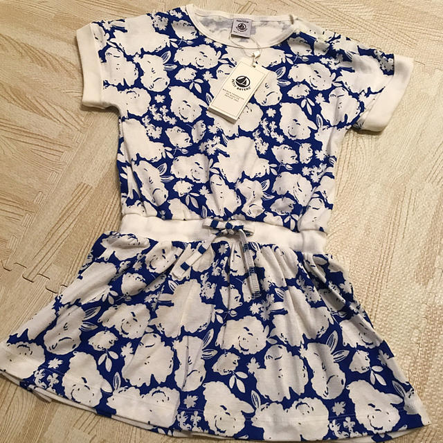 PETIT BATEAU(プチバトー)のプチバトー 18SS ホワイトフラワープリントワンピース 5ans 新品 キッズ/ベビー/マタニティのキッズ服女の子用(90cm~)(ワンピース)の商品写真