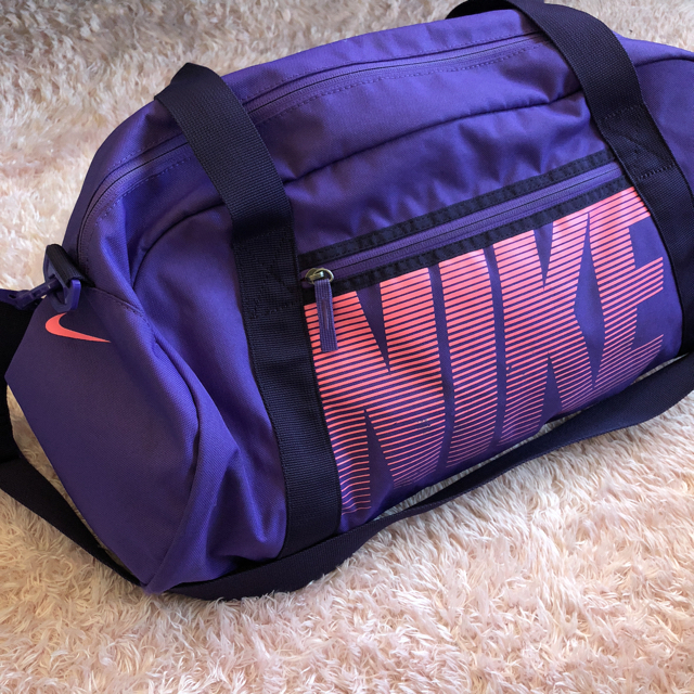 NIKE(ナイキ)のnike ボストンバッグ スポーツバッグ レディースのバッグ(リュック/バックパック)の商品写真