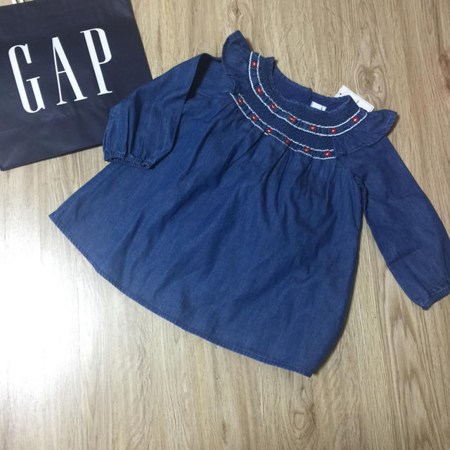 babyGAP(ベビーギャップ)のベビーギャップ デニム ワンピース 90 キッズ/ベビー/マタニティのキッズ服女の子用(90cm~)(ワンピース)の商品写真