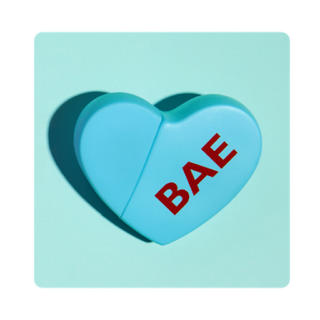 カイリーコスメティックス(Kylie Cosmetics)のレア品❤︎   Kimoji hearts 【BAE】(香水(女性用))