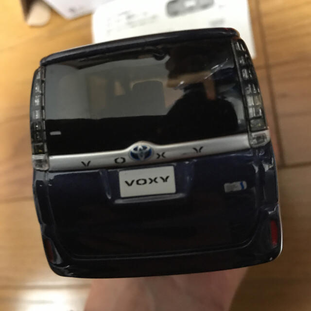 トヨタ(トヨタ)の【値下げ】トヨタ VOXY カラーサンプル 非売品 エンタメ/ホビーのおもちゃ/ぬいぐるみ(ミニカー)の商品写真