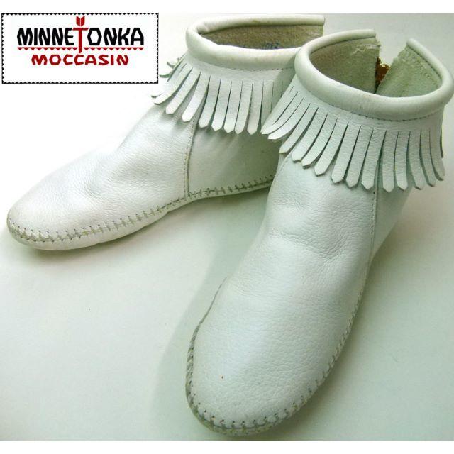 Minnetonka(ミネトンカ)の【MINNETONKA/ミネトンカフリンジミディアムブーツ(22.5～23cm レディースの靴/シューズ(ブーツ)の商品写真