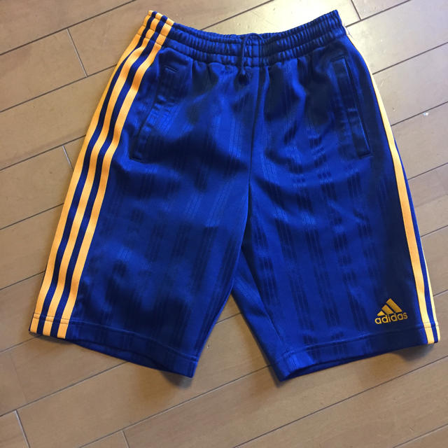 adidas(アディダス)のadidasショートパンツ130 キッズ/ベビー/マタニティのキッズ服男の子用(90cm~)(パンツ/スパッツ)の商品写真