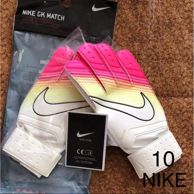 NIKE(ナイキ)の新品☆NIKEゴールキーパーグローブ スポーツ/アウトドアのサッカー/フットサル(その他)の商品写真