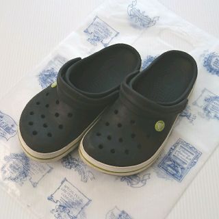 クロックス(crocs)のクロックス M4W6 22cm ブラック 黒(サンダル)