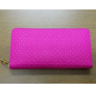 ロエベ(LOEWE)のLOEWE ロエベ エンボス レザー ジップ 長財布 PINK(財布)