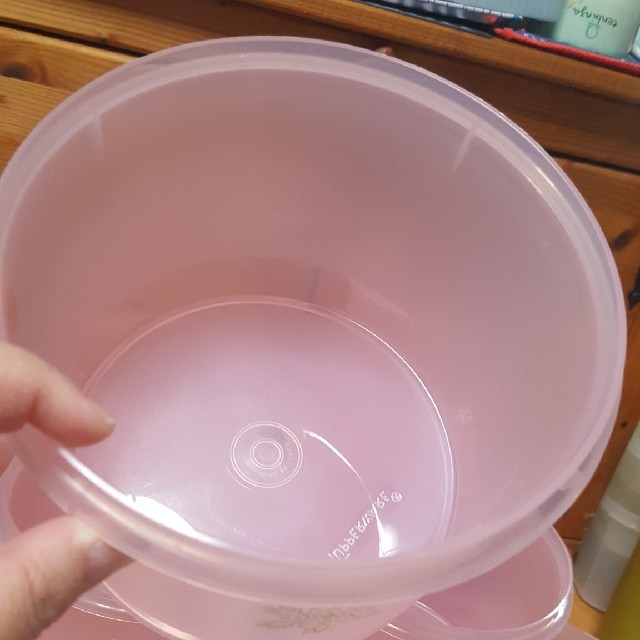 【新中古】パステルカラー丸型容器(大)　Tupperware タッパーウェア インテリア/住まい/日用品のキッチン/食器(容器)の商品写真