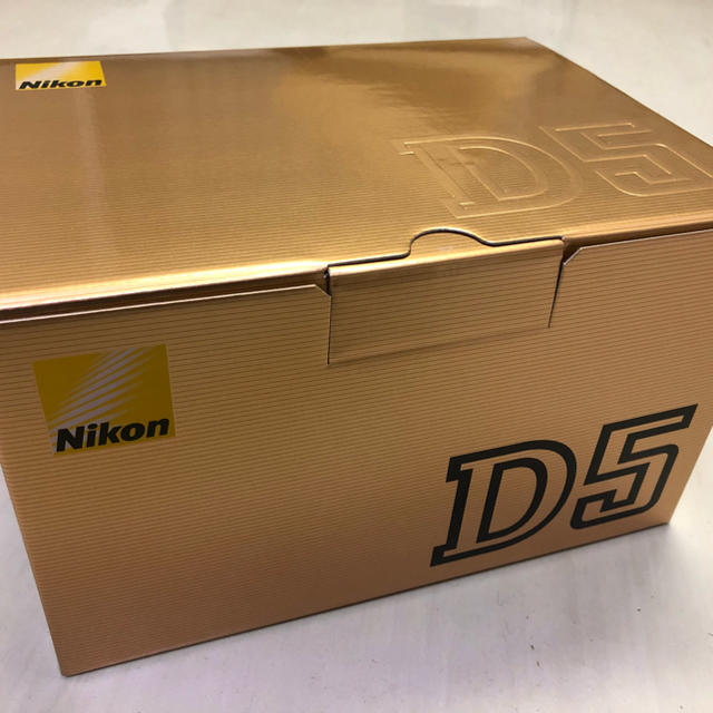 NIKON D5 新品未使用機体デジタル一眼