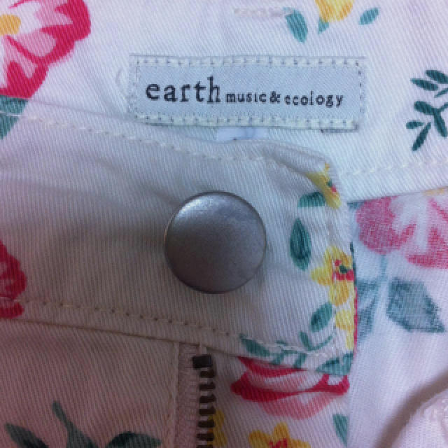 earth music & ecology(アースミュージックアンドエコロジー)の再出品☆花柄ショートパンツ レディースのパンツ(ショートパンツ)の商品写真