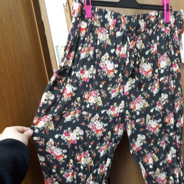 しまむら(シマムラ)の新品・未使用　３Ｌ　花柄パンツ レディースのパンツ(カジュアルパンツ)の商品写真