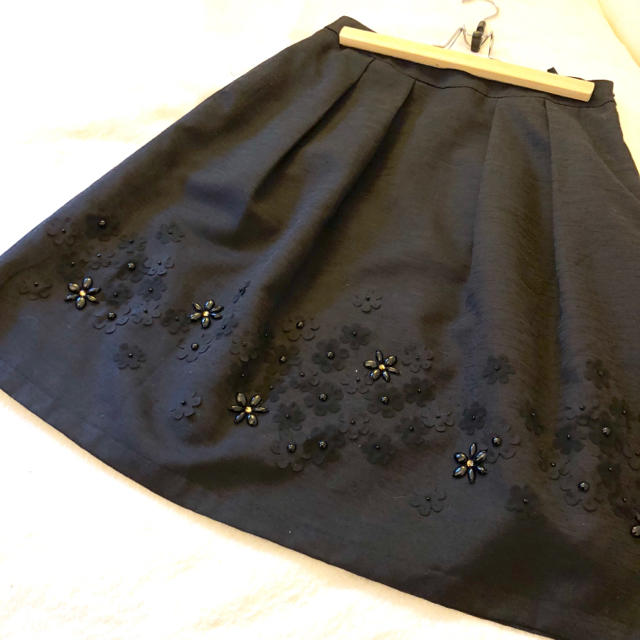 TO BE CHIC(トゥービーシック)の新品TOBECHICビジュー&お花♡スカート レディースのスカート(ひざ丈スカート)の商品写真