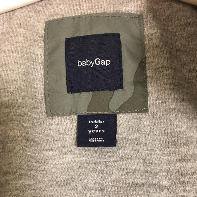 GAP(ギャップ)のGap 95センチ アウター ウィンドブレーカー 迷彩 カモ キッズ/ベビー/マタニティのキッズ服男の子用(90cm~)(ジャケット/上着)の商品写真